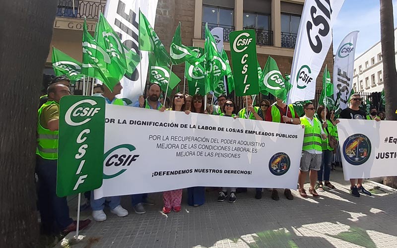 Concentrados en un lateral de la entrada a Subdelegación / FOTO: CSIF