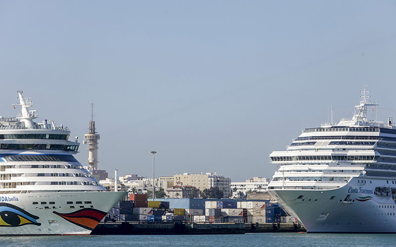 Dos de los cruceros atracados en el Puerto / FOTO: Eulogio García
