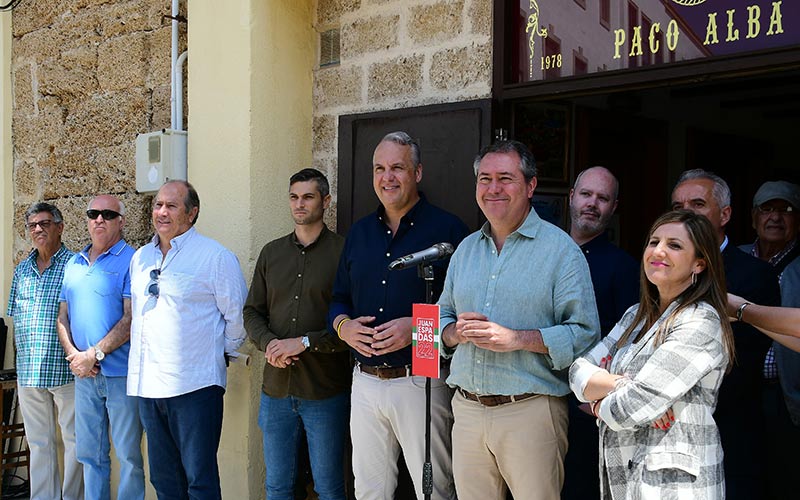 A las puertas de la peña Paco Alba / FOTO: Eulogio García