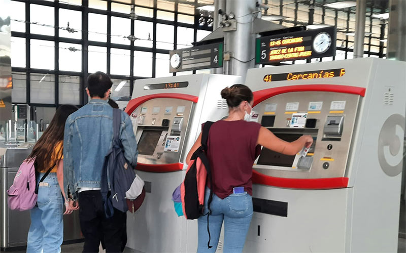 Peleando con las máquinas autoventa en la estación de la capital / FOTO: Renfe