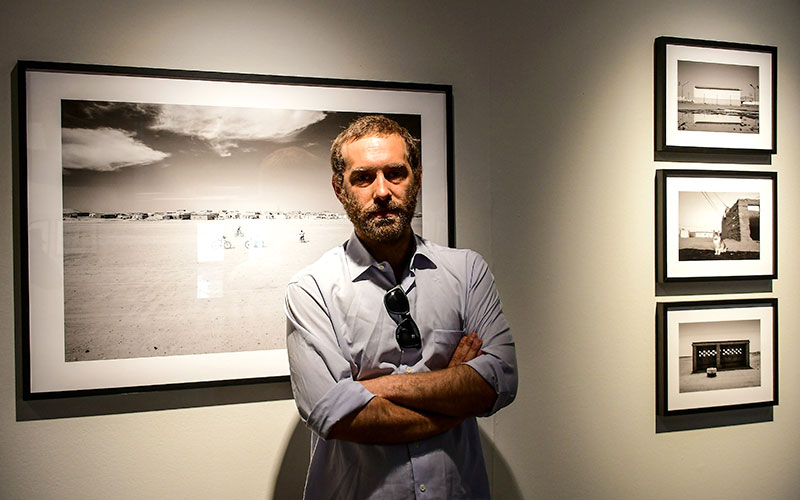 Javier Atienza posando en la inauguración de su muestra / FOTO: Eulogio García