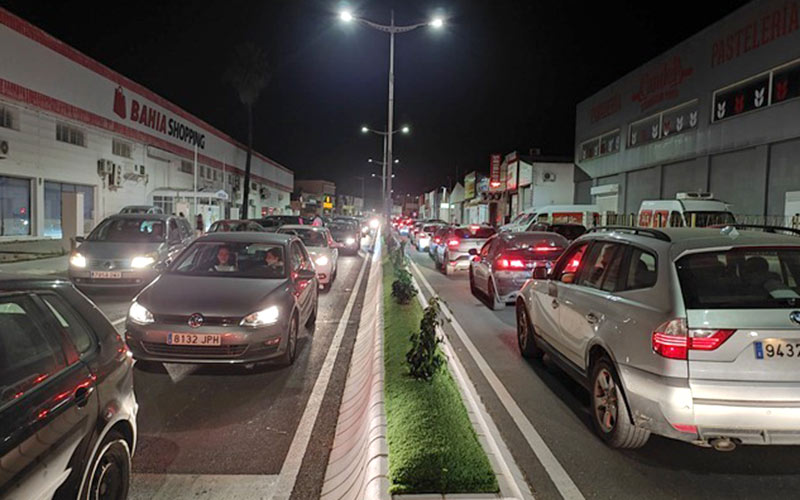 La calle Ferrocarril atestada tras la finalización del concierto / FOTO: Fadricas