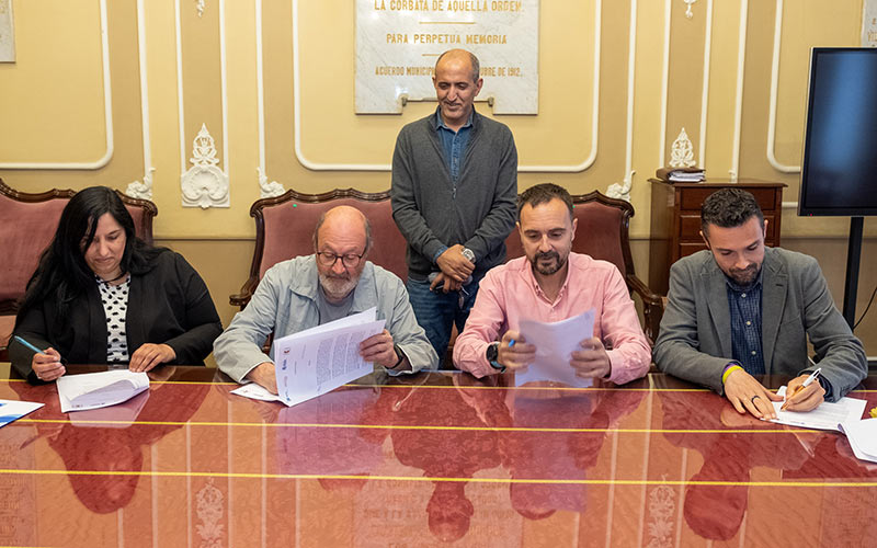 Firmando el convenio, a cuatro bandas / FOTO: Ayto.