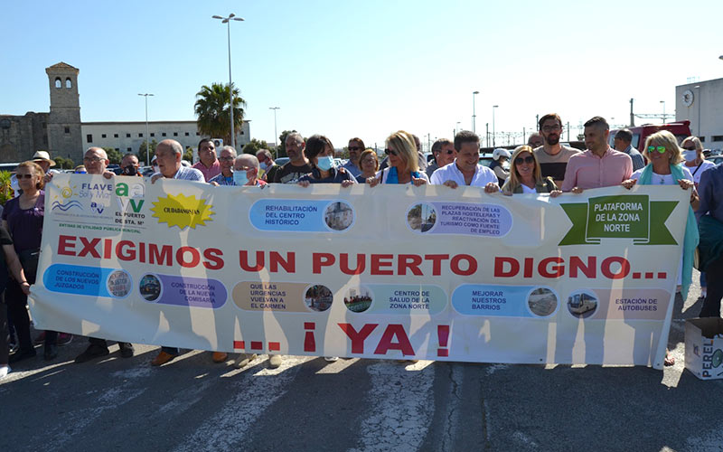 Representantes vecinales y algún político tras la pancarta / FOTO: Flave