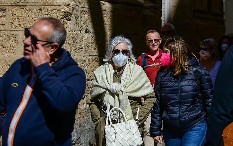 Con y sin mascarillas por las calles de Cádiz / FOTO: Eulogio García