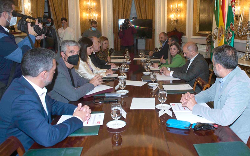 La presidenta reunida con alcaldes de los principales ayuntamientos / FOTO: Diputación