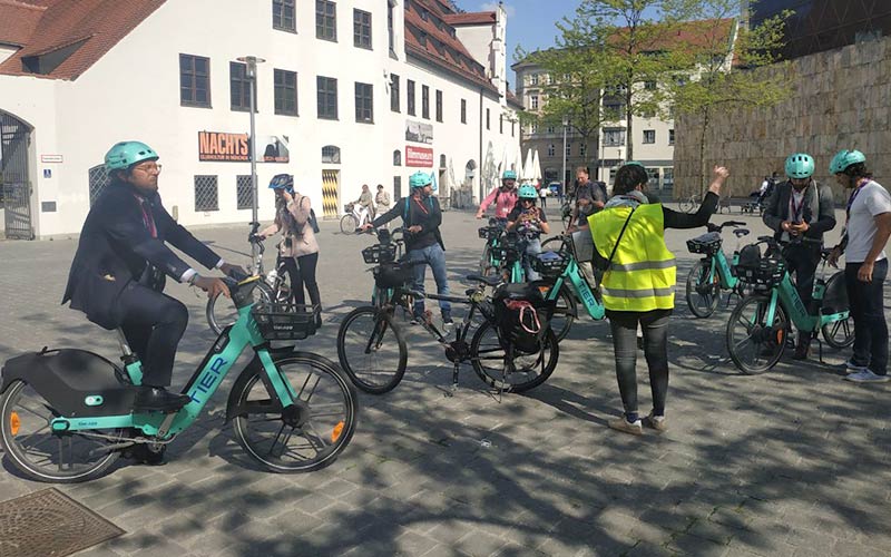 La delegación gaditana liderada por el alcalde, paseando en bici por Munich / FOTO: Ayto.