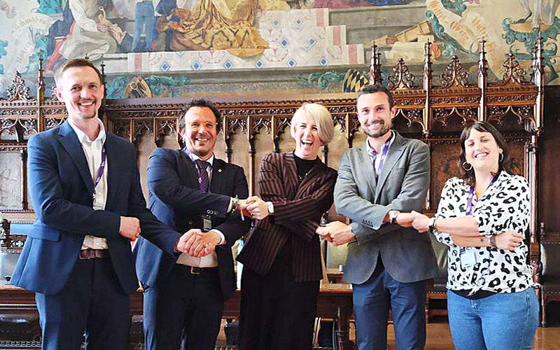 Parte de la comitiva de Cádiz recibida en el Ayuntamiento de Munich