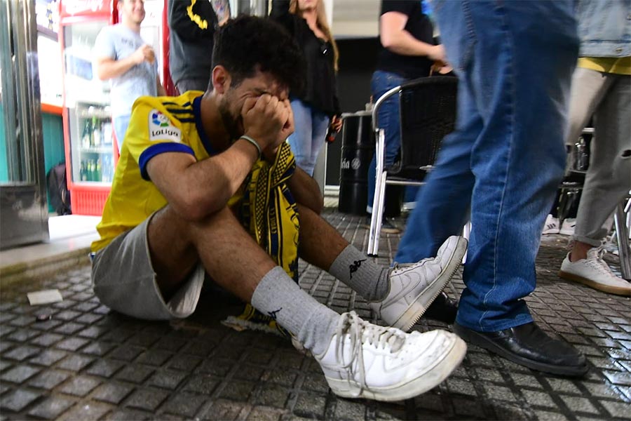 Un aficionado llora en un bar tras confirmarse la salvación / FOTO: Eulogio García