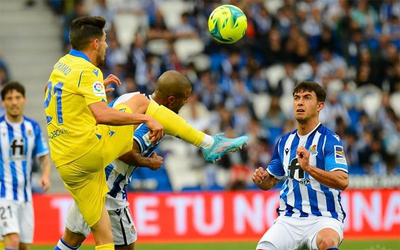 Rubén Sobrino tratando de controlar una pelota / FOTO: Cádiz CF