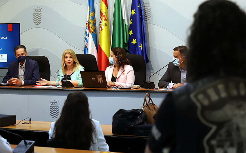 Presentando el proyecto junto a los técnicos / FOTO: Ayto.