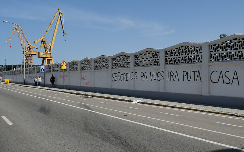 Una de las pintadas en la avenida de astilleros, antes de la marcha de Vox / FOTO: Eulogio García