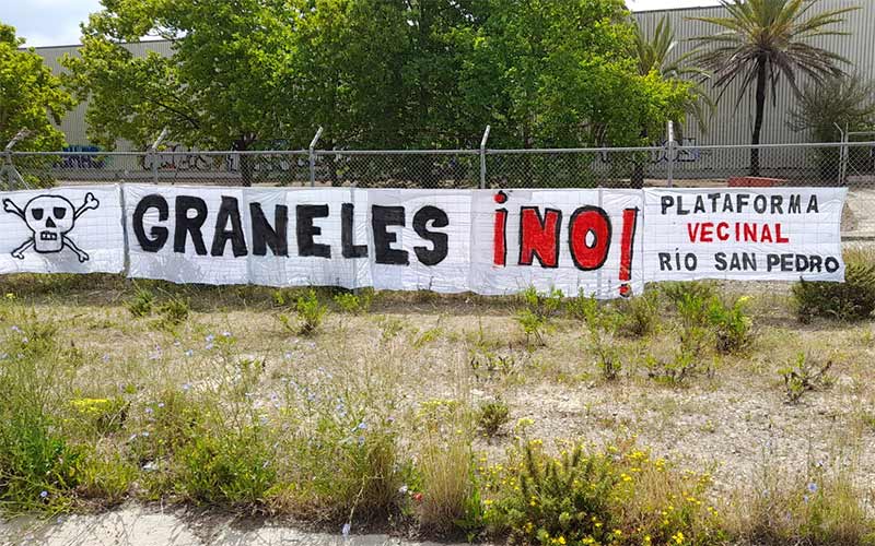 Pancarta colocada por vecinos del Río, que apenas duró horas