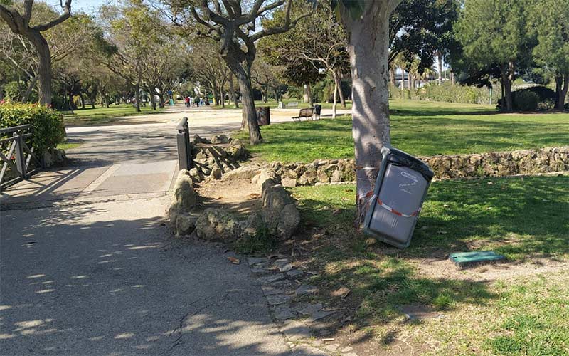 Papelera caída atada a un árbol del parque / FOTO: Podemos