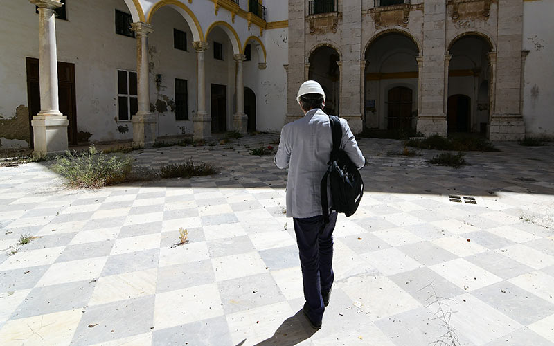 El rector supervisa con periodistas el preocupante estado de este BIC / FOTO: Eulogio García