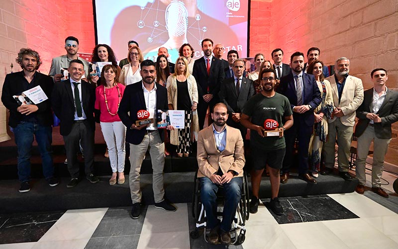 Foto de familia tras la entrega de galardones / FOTO: AJE-Cádiz