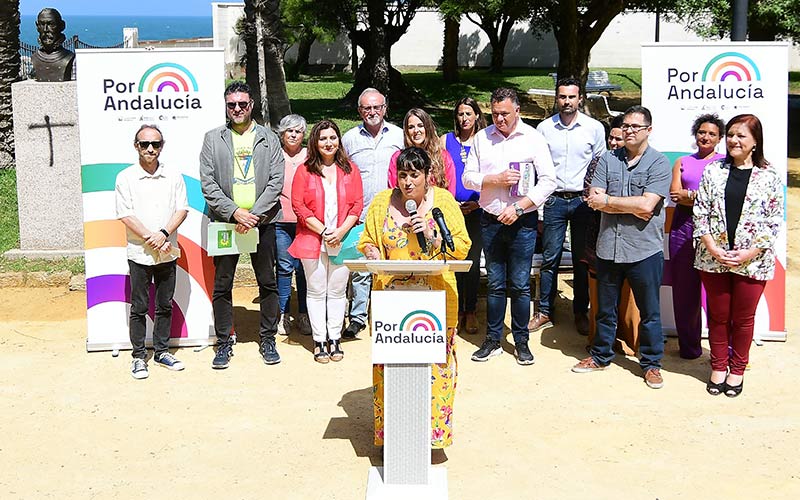 Rocío Sáez presentando a los compañeros / FOTO: Eulogio García