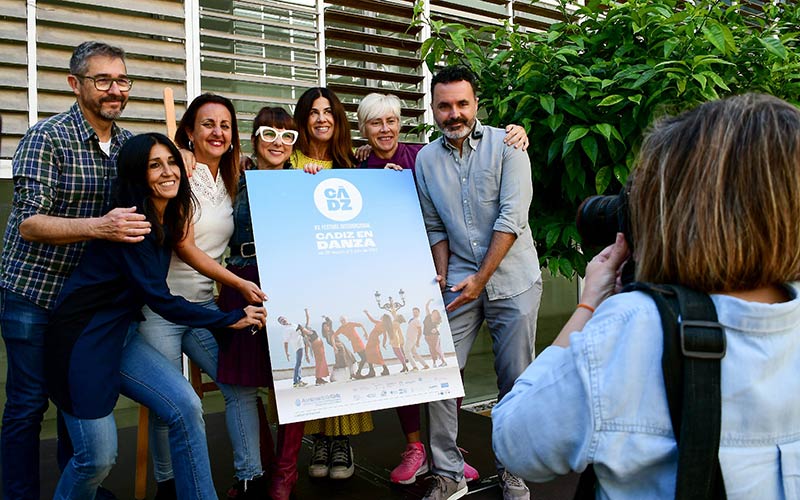 La autora del cartel haciendo su trabajo durante la presentación del mismo / FOTO: Eulogio García