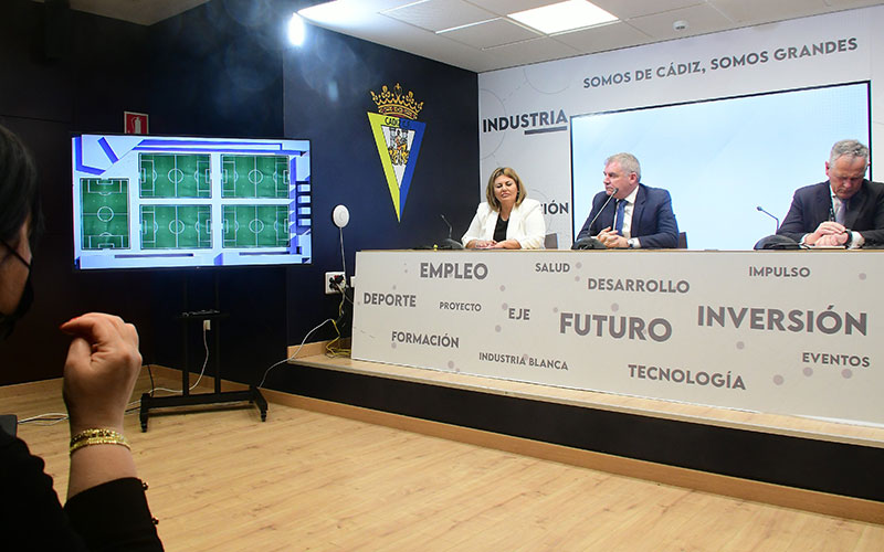 Presentando el proyecto cadista junto a un representante de Mar Océana / FOTO: Eulogio García