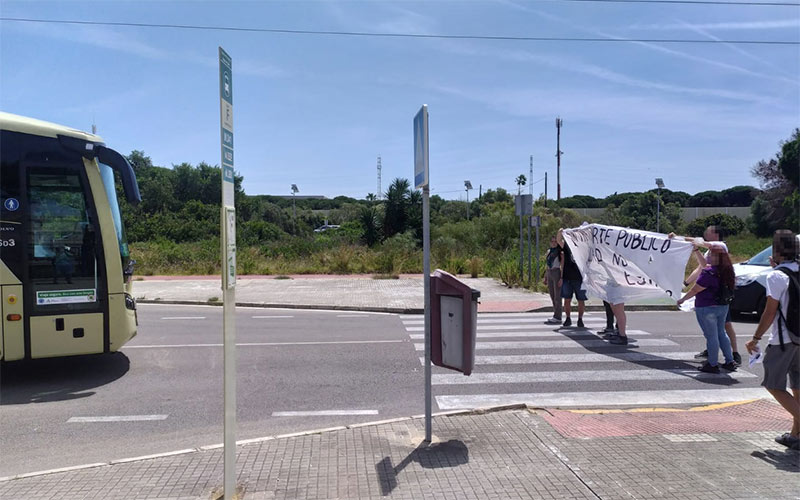 Cortando el tráfico en una de las paradas del campus del Río