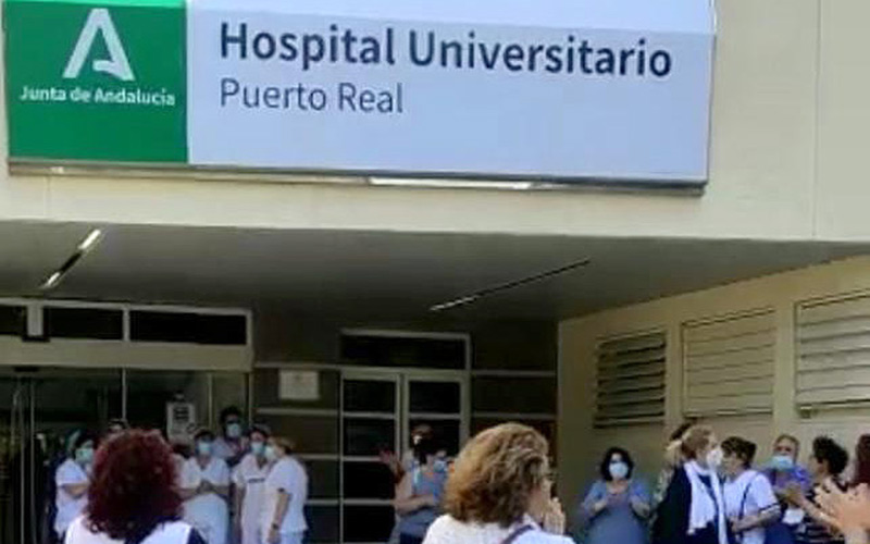 Concentración de la plantilla a las puertas del hospital / FOTO: CGT