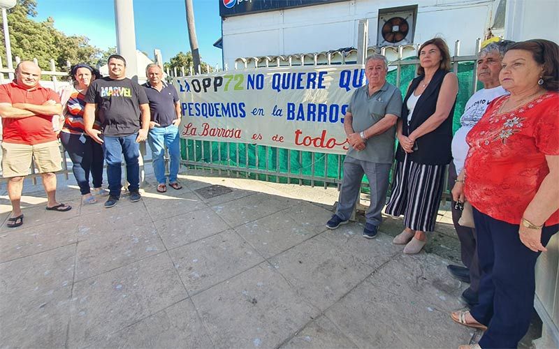 Protesta en el muelle de Sancti Petri