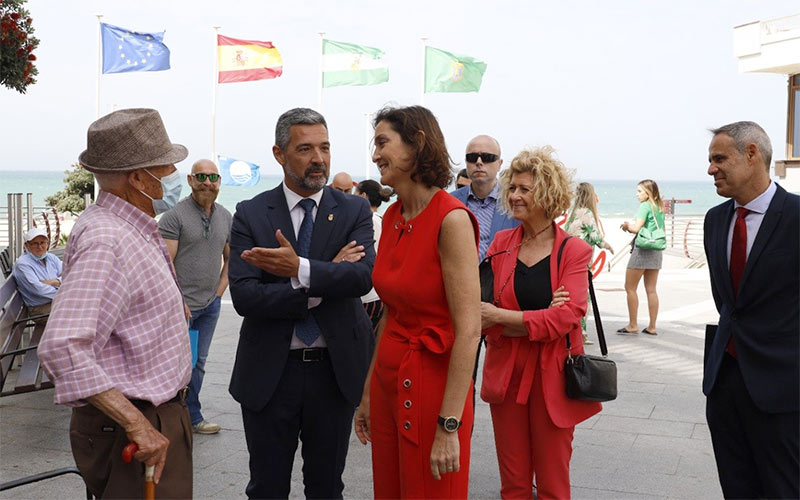 Alcalde y ministra charlan con un vecino junto a La Costilla / FOTO: Ayto.