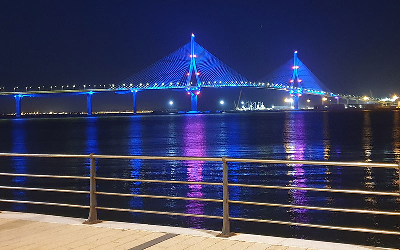 El segundo puente iluminado de azul por el 12-M de 2021
