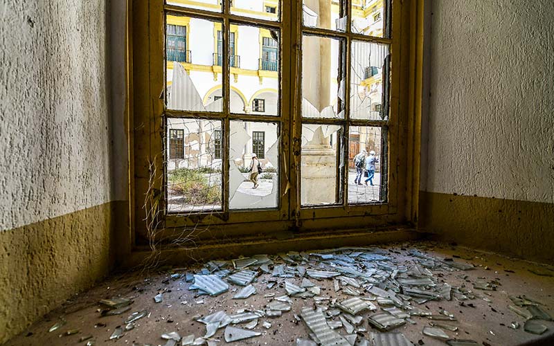 Mientras, el edificio BIC sigue degradándose / FOTO: Eulogio García