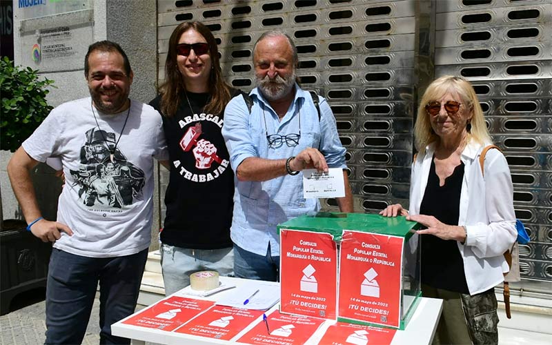 Votando en la mesa instalada en el Palillero, en la capital / FOTO: Eulogio García