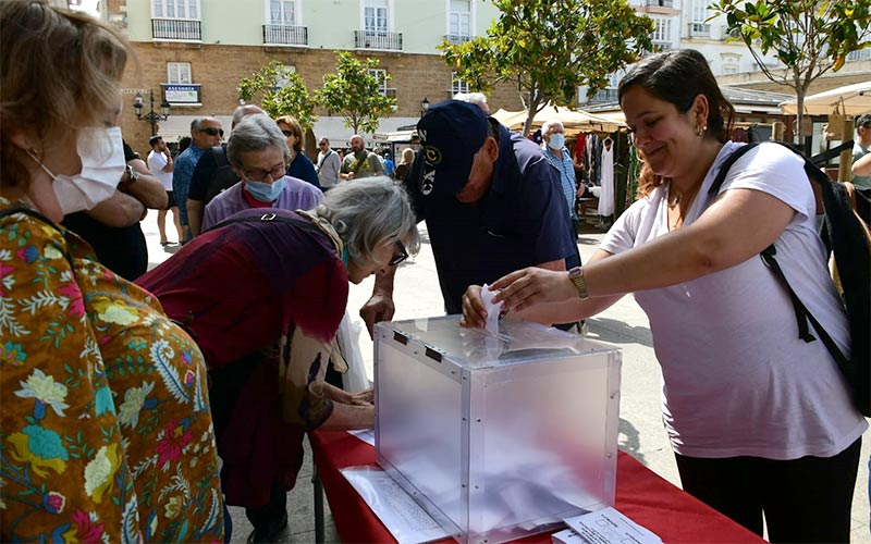 Participando en la urna montada junto a la plaza en la capital gaditana / FOTO: Eulogio García