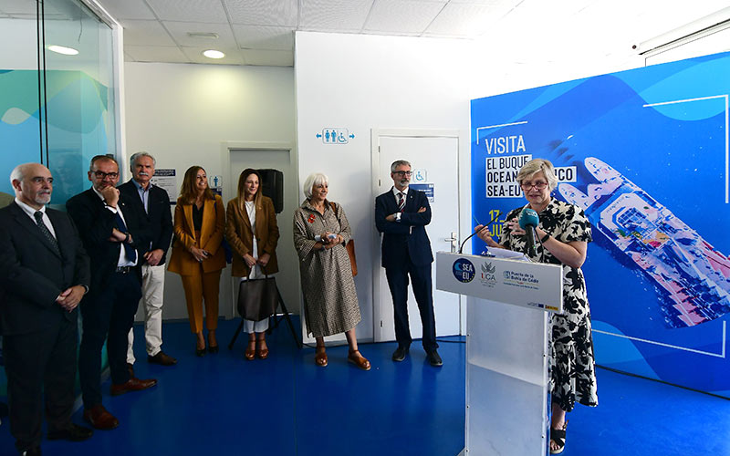 Un momento del acto institucional celebrado en el muelle / FOTO: Eulogio García