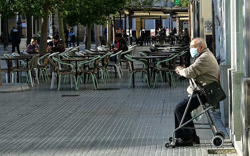 Una persona mayor descansando durante su paseo matinal / FOTO: Eulogio García