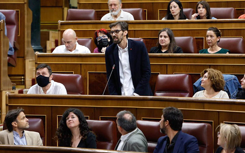 Bueno en su recién estrenado escaño prometiendo el cargo / FOTO: IU