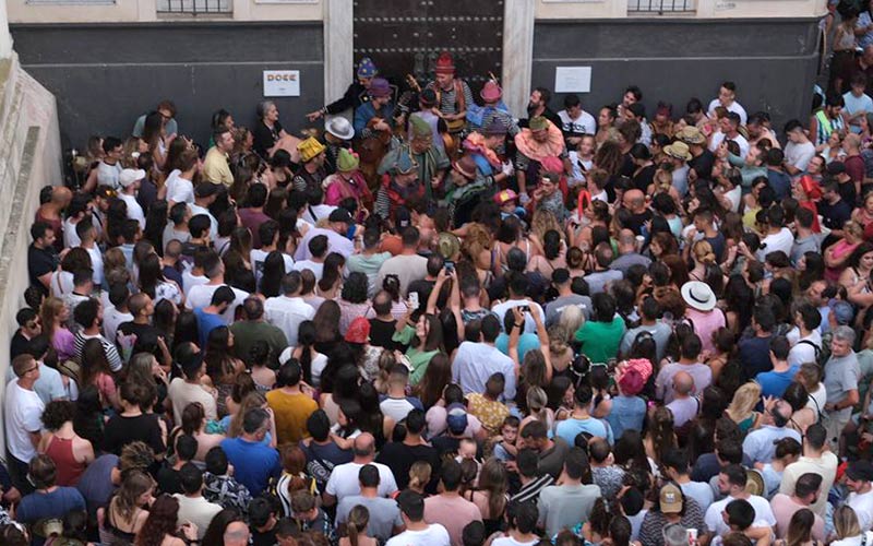 La comparsa de Martínez Ares cantando junto al Oratorio / FOTO: Eulogio García