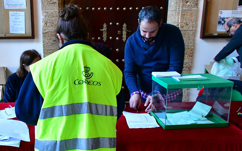 Cartera depositando los votos en la jornada electoral de diciembre de 2018 / FOTO: Eulogio García