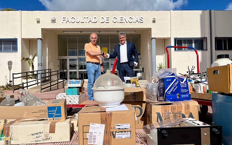 Mata y el decano de la Facultad junto al material rescatado / FOTO: Cádiz CF