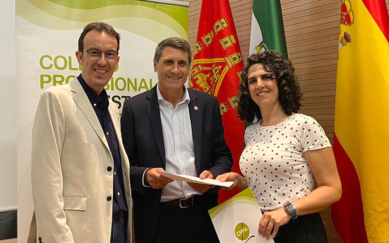 Pedro Fernández recibiendo la documentación por parte del Colegio / FOTO: CPPA