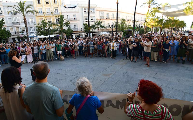 Un momento de la nutrida concentración frente al Ayuntamiento / FOTO:   Eulogio García