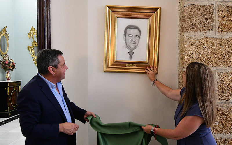 Recolocando el retrato tras su descubrimiento / FOTO: Eulogio García