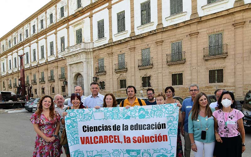 Posado junto a la pancarta reivindicativa con Valcárcel al fondo / FOTO: Eulogio García