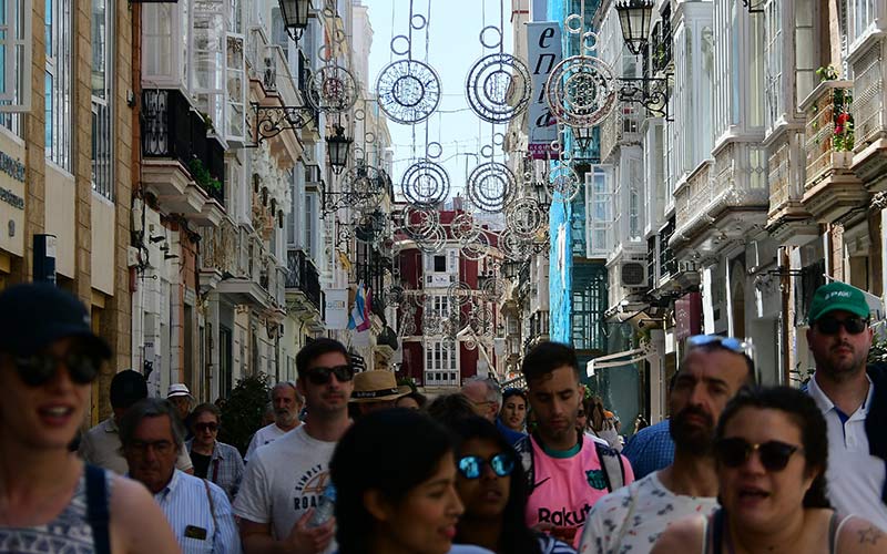 La calle Ancha con su alumbrado de Carnaval listo para encenderse / FOTO: Eulogio García