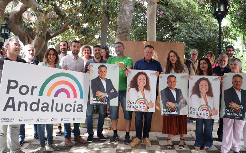 Posado en el inicio de la campaña, en Cádiz / FOTO: IU