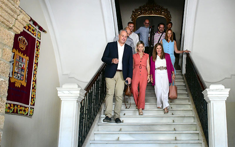 García baja las escaleras del Palacio Provincial tras su rueda de prensa / FOTO: Eulogio García