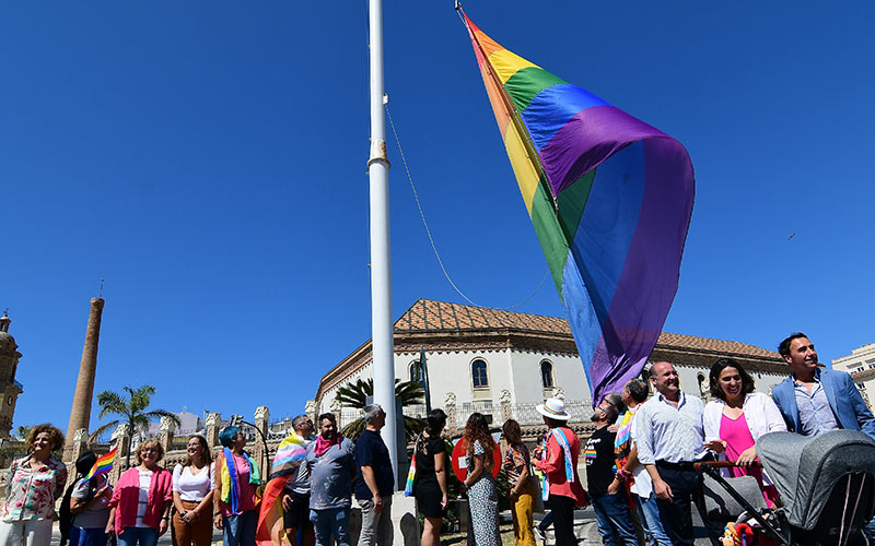 Un momento del simbólico izado / FOTO: Eulogio García