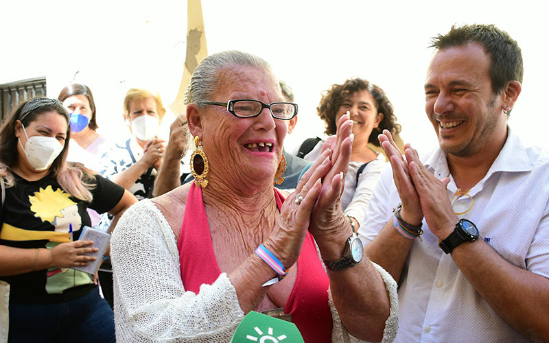 El alcalde disfrutando de la espontaneidad de la Petróleo / FOTO: Eulogio García