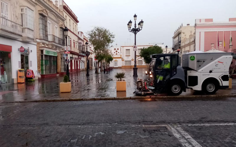 Limpiando uno de los puntos neurálgicos de la Villa / FOTO: Ayto.