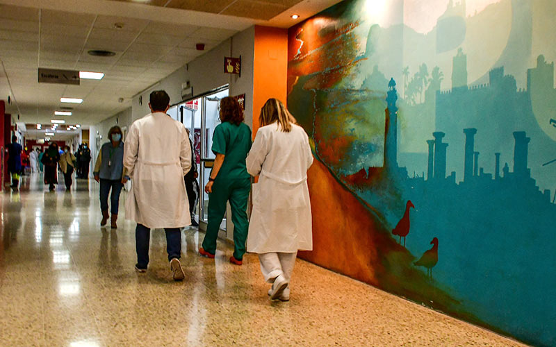 En los pasillos del hospital gaditano / FOTO: Eulogio García