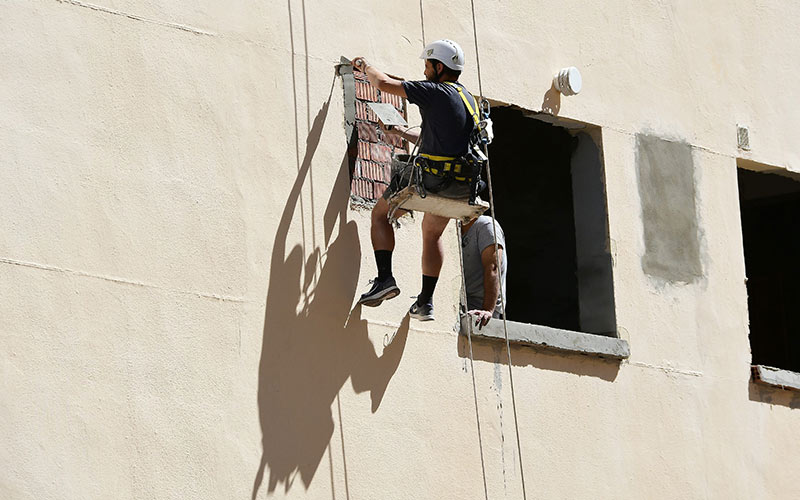 Trabajando en una fachada de un bloque de la capital / FOTO: Eulogio García