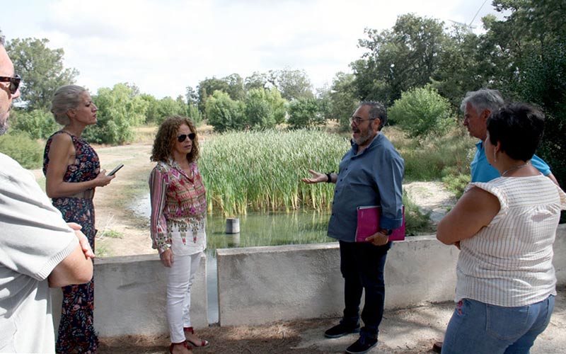 Olmedo haciendo de guía por la finca municipal / FOTO: Ayto.